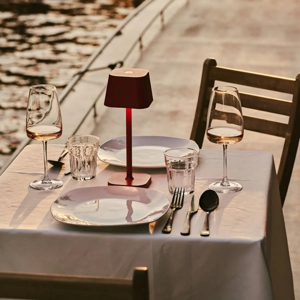 Ava Berry Red oplaadbare tafellamp | Stijlvol, draadloos lamp en dimbaar