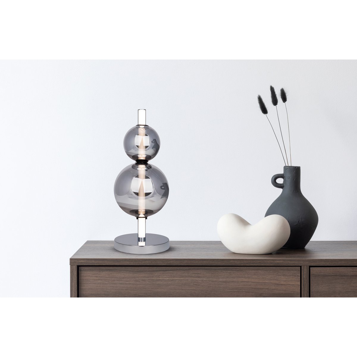 Liv · Houten tafellamp met linnen kap — chroom