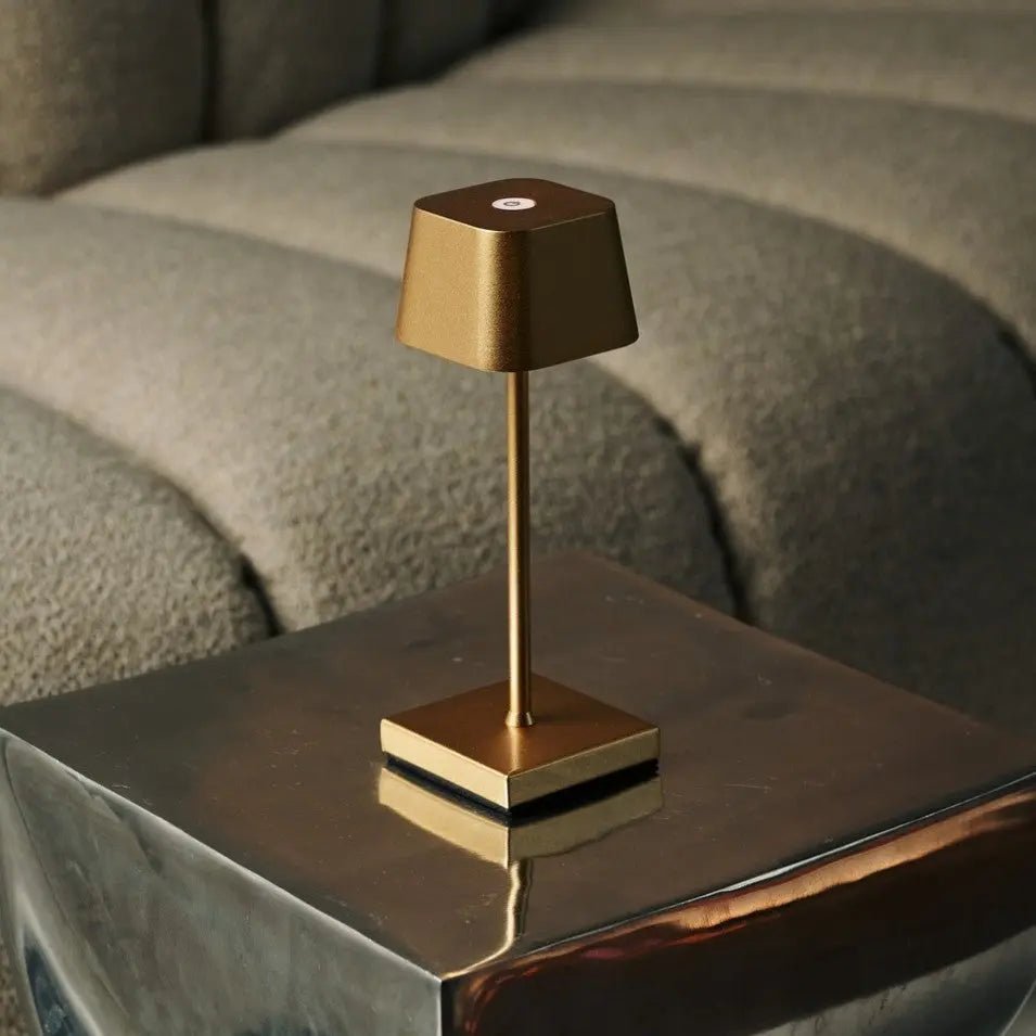 Combi Set Professional-4 x Sarphati Mini Gold Oplaadbare tafellampen & 1 x Amstel Wireless Lay Station met Qi-Technology