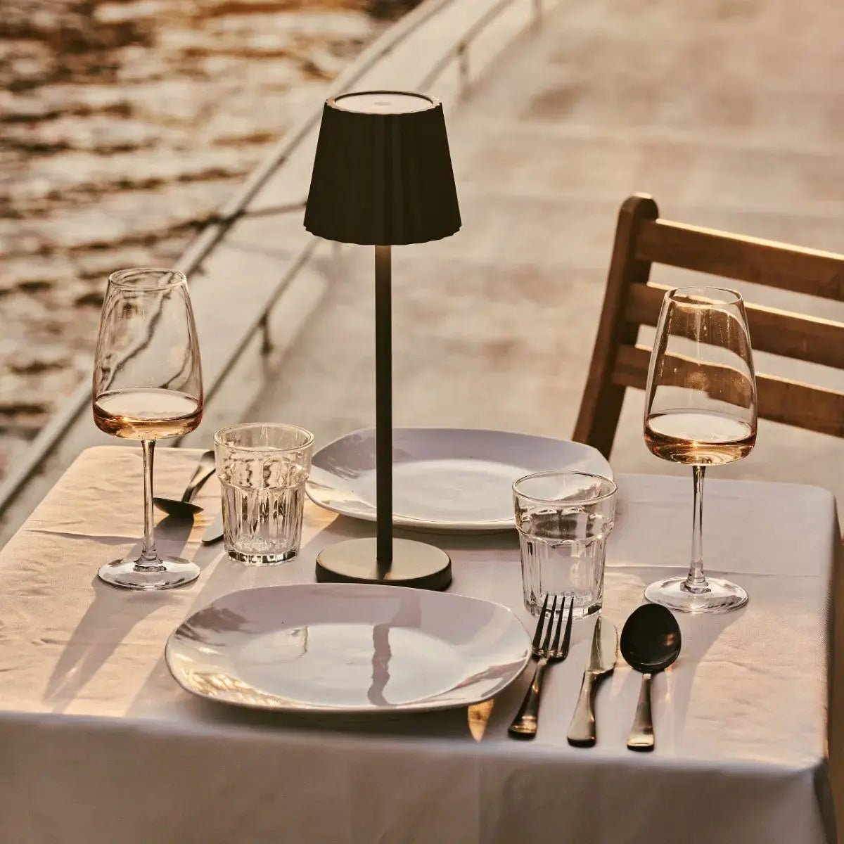 Combi Set Professional-4 x Maya Olive Green Oplaadbare tafellampen en 1 x Amstel Wireless Laying Station met Qi-Technology