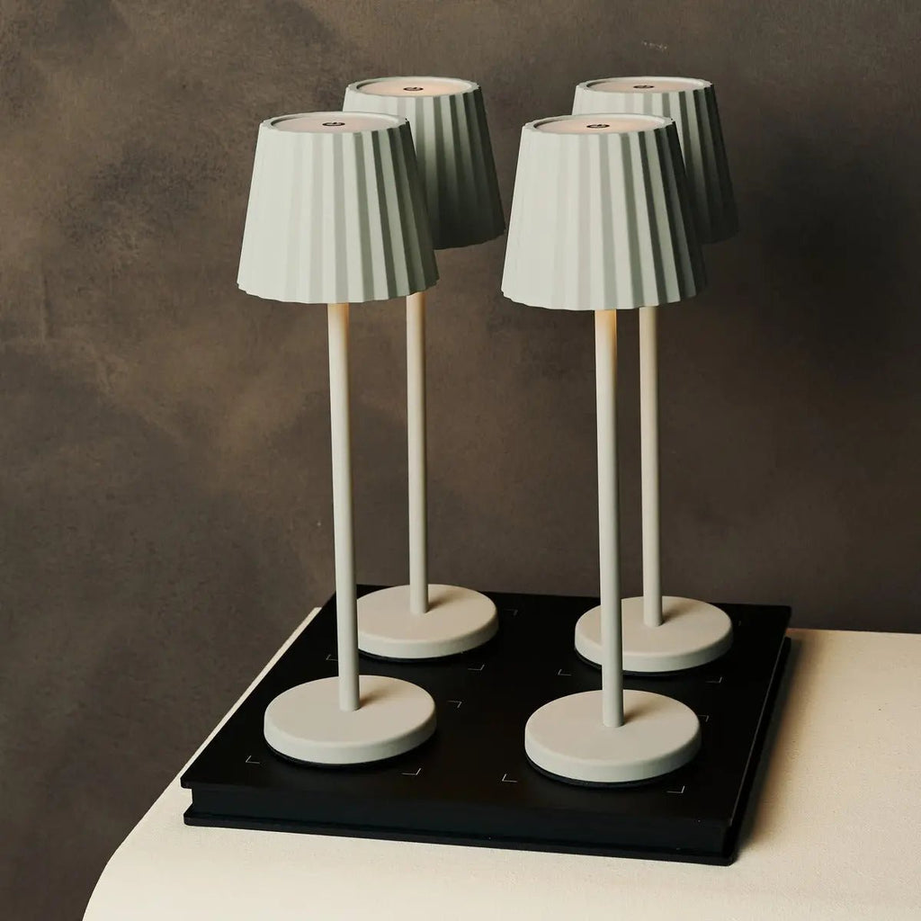 Combi Set Professional-4 x Maya Shadow Gray Oplaadbare tafellampen en 1 x Amstel Wireless Laying Station met Qi-Technology