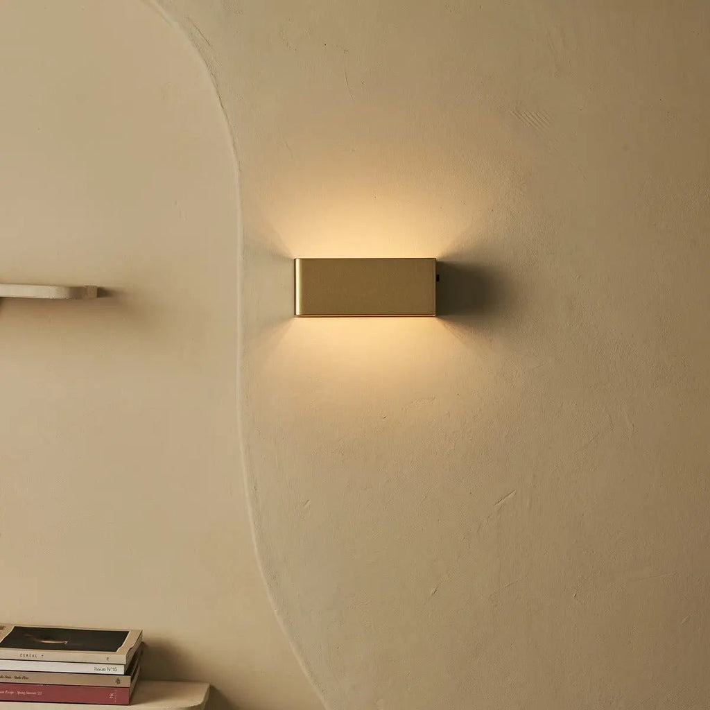 Tessa gouden draadloze wandlamp inclusief afstandsbediening, 20 lichtmodi, dimable, magnetisch suspensiesysteem en met bewegingssensor