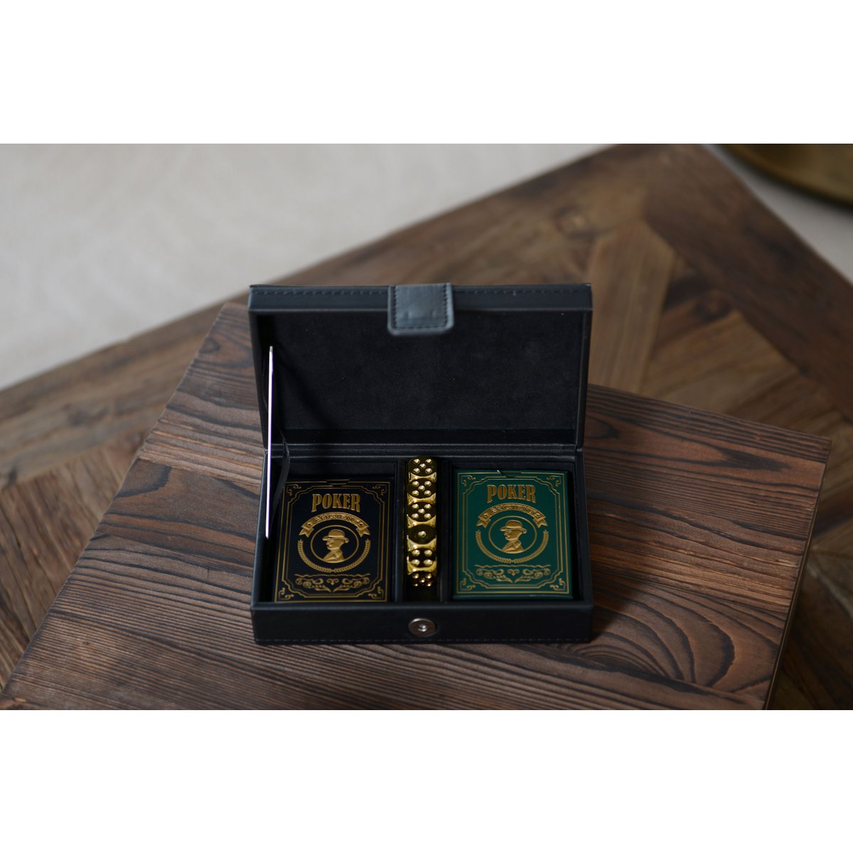 2 pokerspellen en 5 gouden dobbelstenen briefs in zwart faux leer