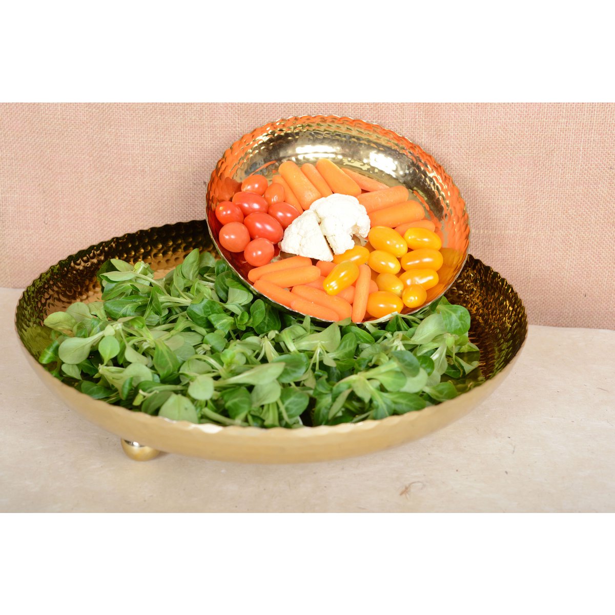 Gouden lade gehamerd op ronde voeten 23 cm