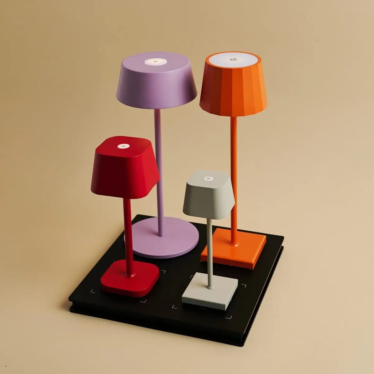 Combi Set Professional-4 X Wouter Mocha Brown Oplaadbare tafellampen & 1 x Amstel Wireless Laying Station met Qi-Technology