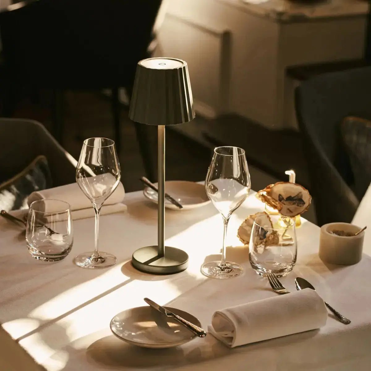 Maya olijfgroen geribbelde tafellamp gemaakt van ijzer - dimbare lamp en 3 lichtmodi, oplaadbaar via draadloos laadstation