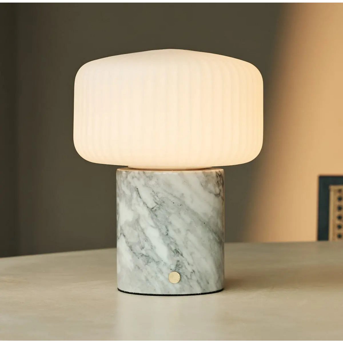 Renoir Wit / Bianco Statuarietto - Marmeren oplaadbare tafellamp - draadloos, USB oplaadbaar en tot 100 uur verlichting