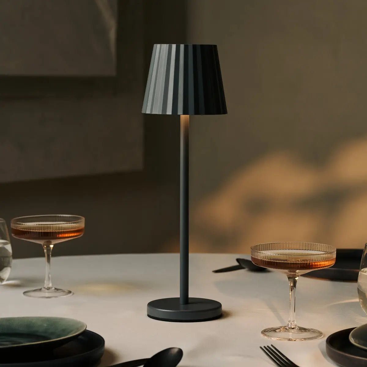 Maya stenen grijs geribbelde tafellamp gemaakt van ijzer - dimbare lamp en 3 lichtmodi, oplaadbaar via draadloos laadstation