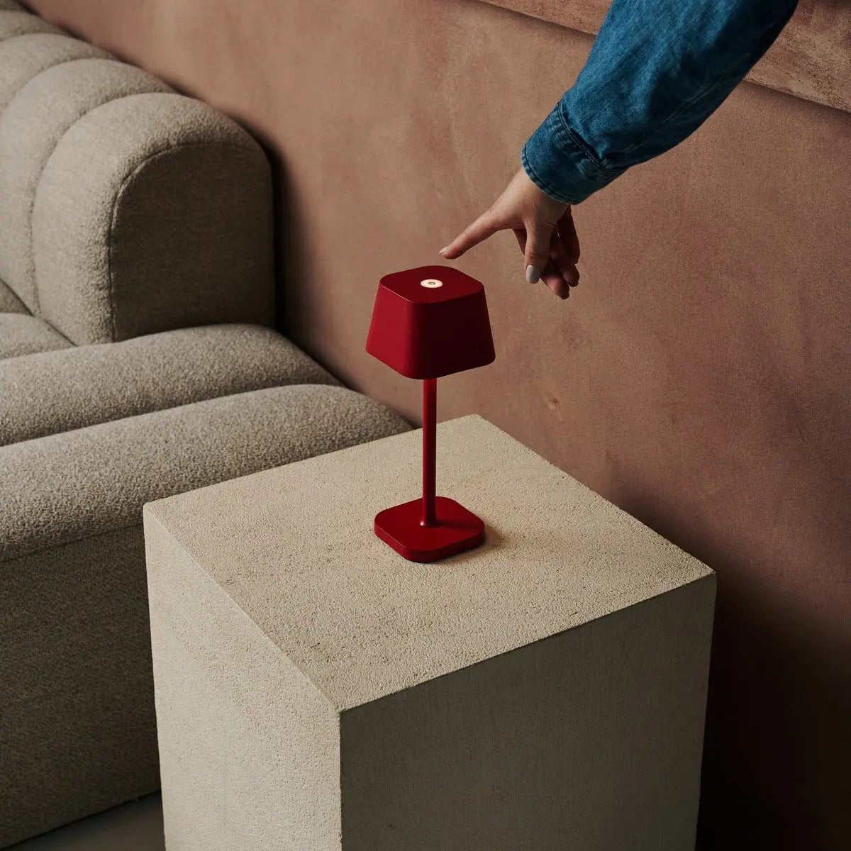 Ava Berry Red oplaadbare tafellamp | Stijlvol, draadloos lamp en dimbaar