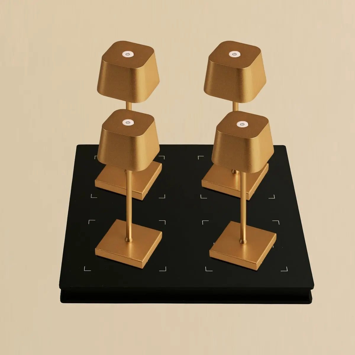 Combi Set Professional-4 x Sarphati Mini Gold Oplaadbare tafellampen & 1 x Amstel Wireless Lay Station met Qi-Technology