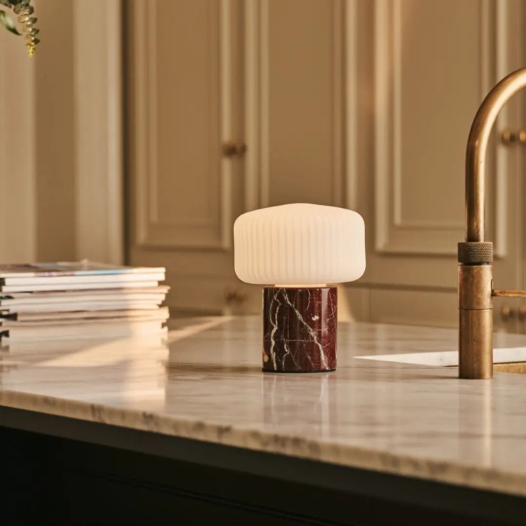 Renoir Red / Rosso Levanto - Marmeren oplaadbare tafellamp - Draadloos, USB -oplaadbaar en tot 100 uur verlichting