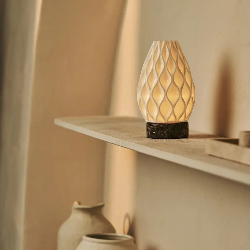 Vela Marble draadloze tafellamp van 3D-geprint porselein – oplaadbaar, dimbaar en tot 100 uur licht