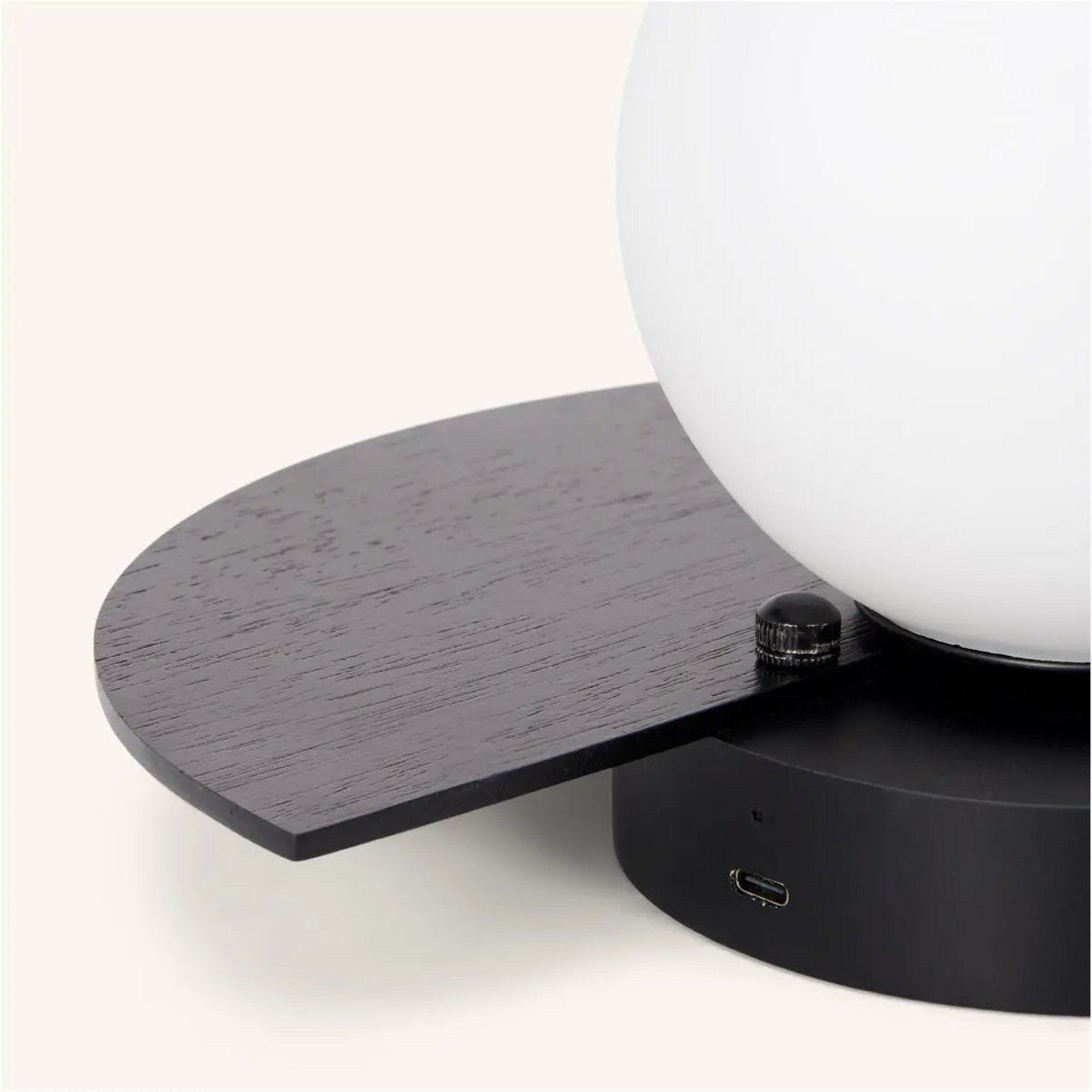 Kane zwarte draadloze wandlamp – oplaadbare hout- en glaslamp