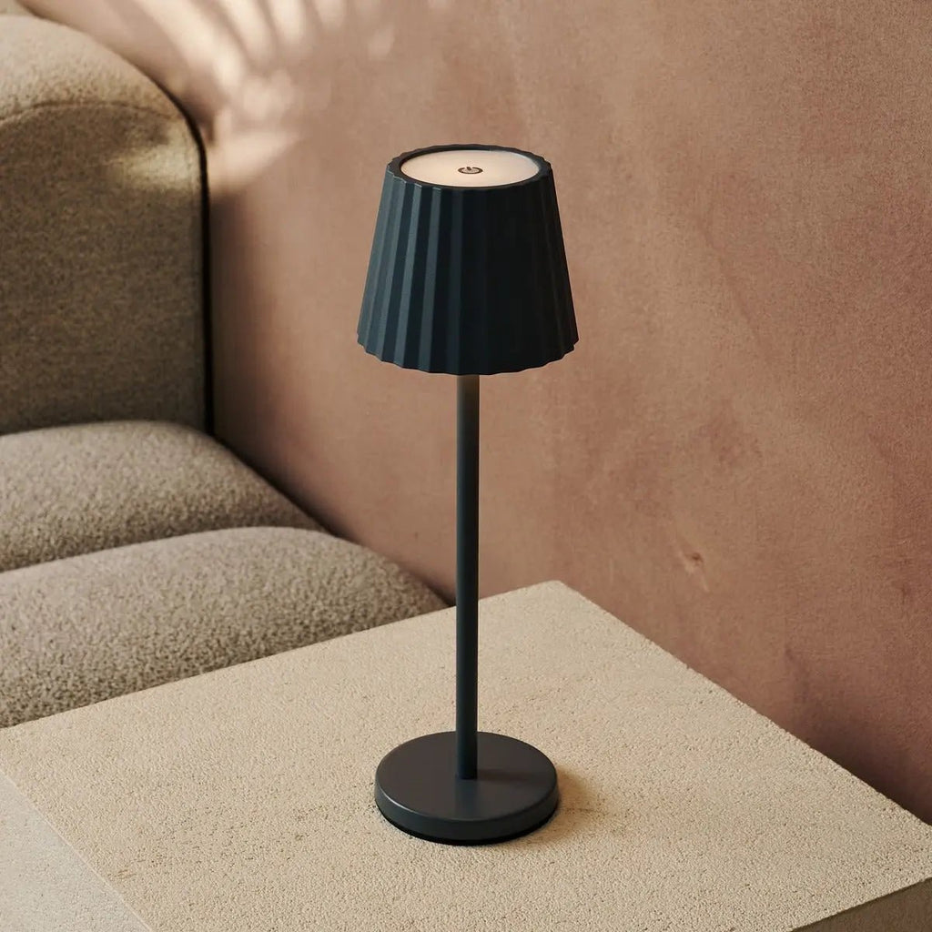 Combi Set Professional-8 x May Stone Gray Oplaadbare tafellampen en 1 x Centraal station draadloos laadstation met Qi-Technology