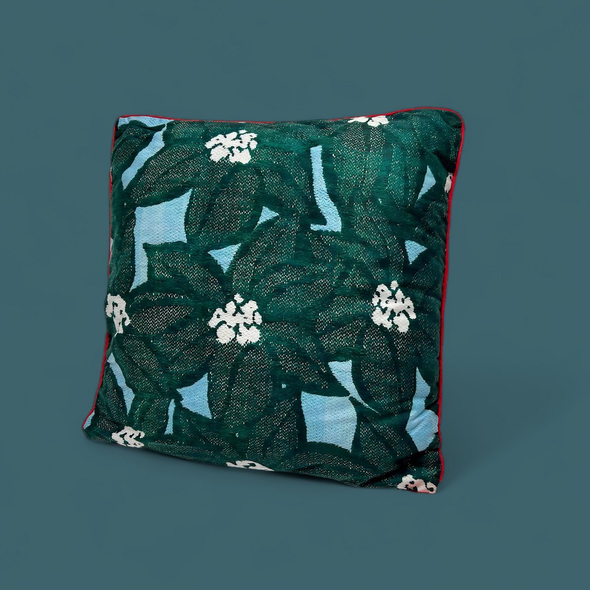 Sierkussen 45*45 De kussenhoes wordt geleverd met vulling en is voorzien van een ritssluiting.