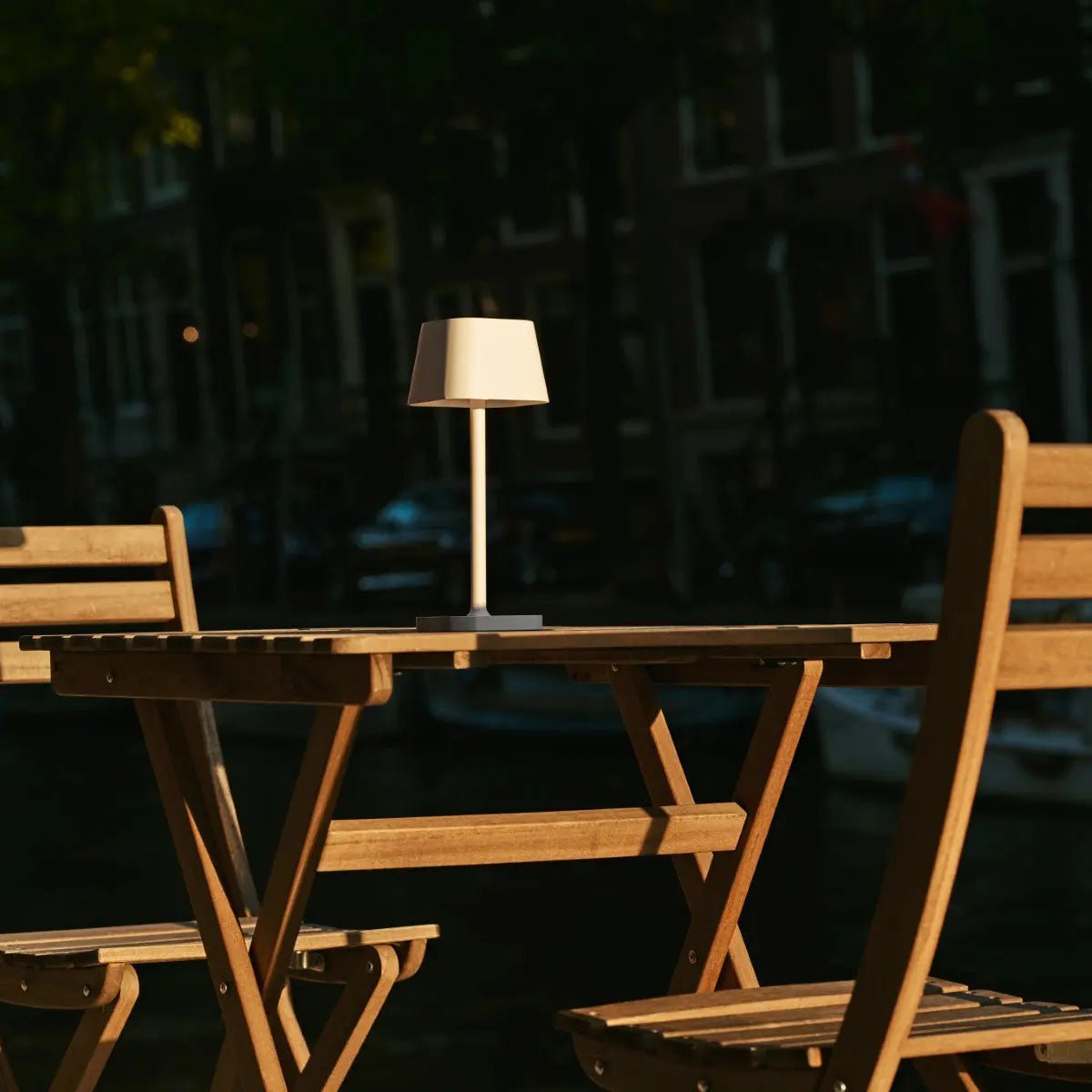 Ava witte oplaadbare tafellamp – stijlvolle, draadloze en dimbare verlichting