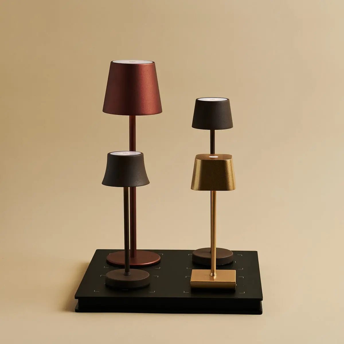 Combi Set Professional-4 x Sarphati Mini Gold Oplaadbare tafellampen & 1 x Amstel Wireless Lay Station met Qi-Technology