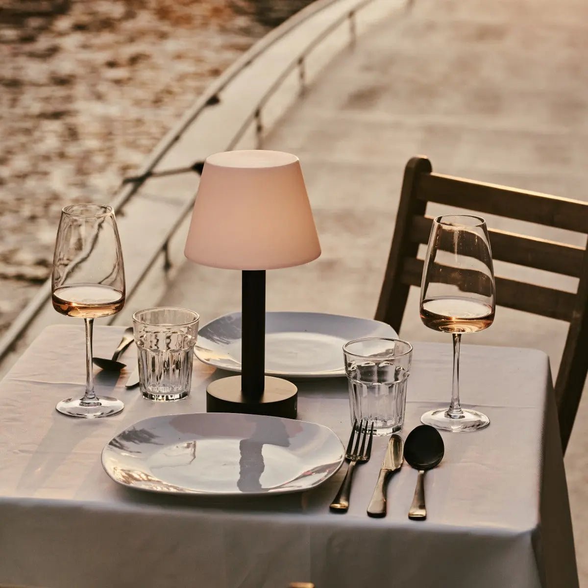 Zoë Zwarte Houten Oplaadbare Tafellamp | Dimbaar en draagbaar | Batterijduur van 80 uur