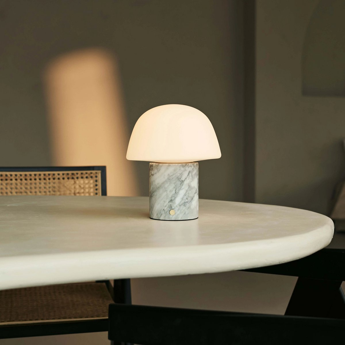 Maes White / Bianco Statuarietto - Elegante marmeren oplaadbare tafellamp, tot 100 uur verlichting, stijlvol en functioneel