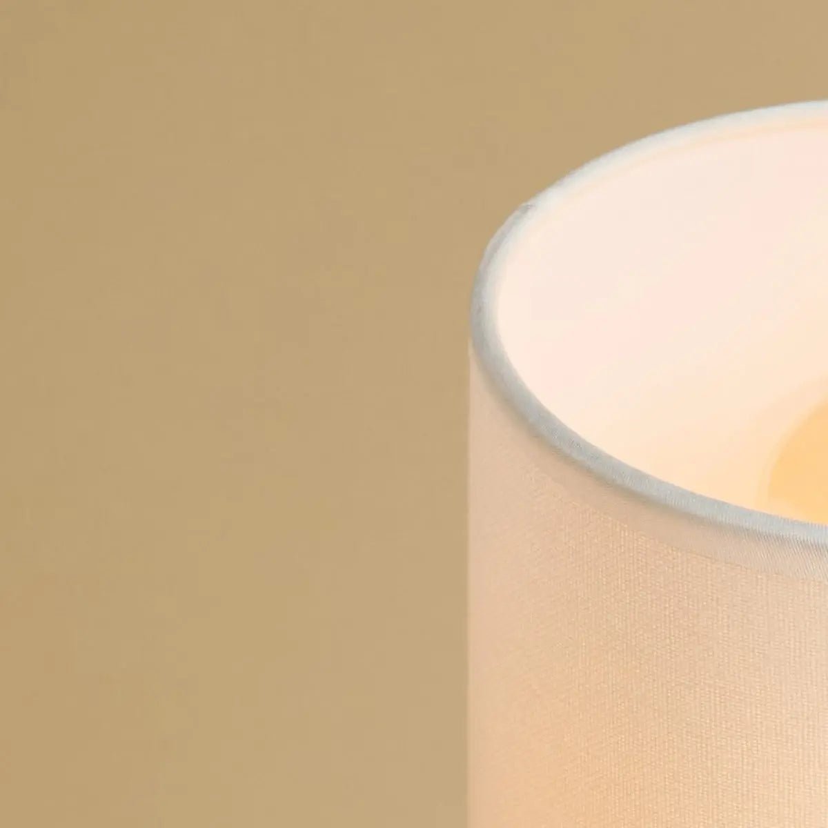 Boris lichtbruine lamp met 2 meter koord - stof schaduwlamp en houten basis