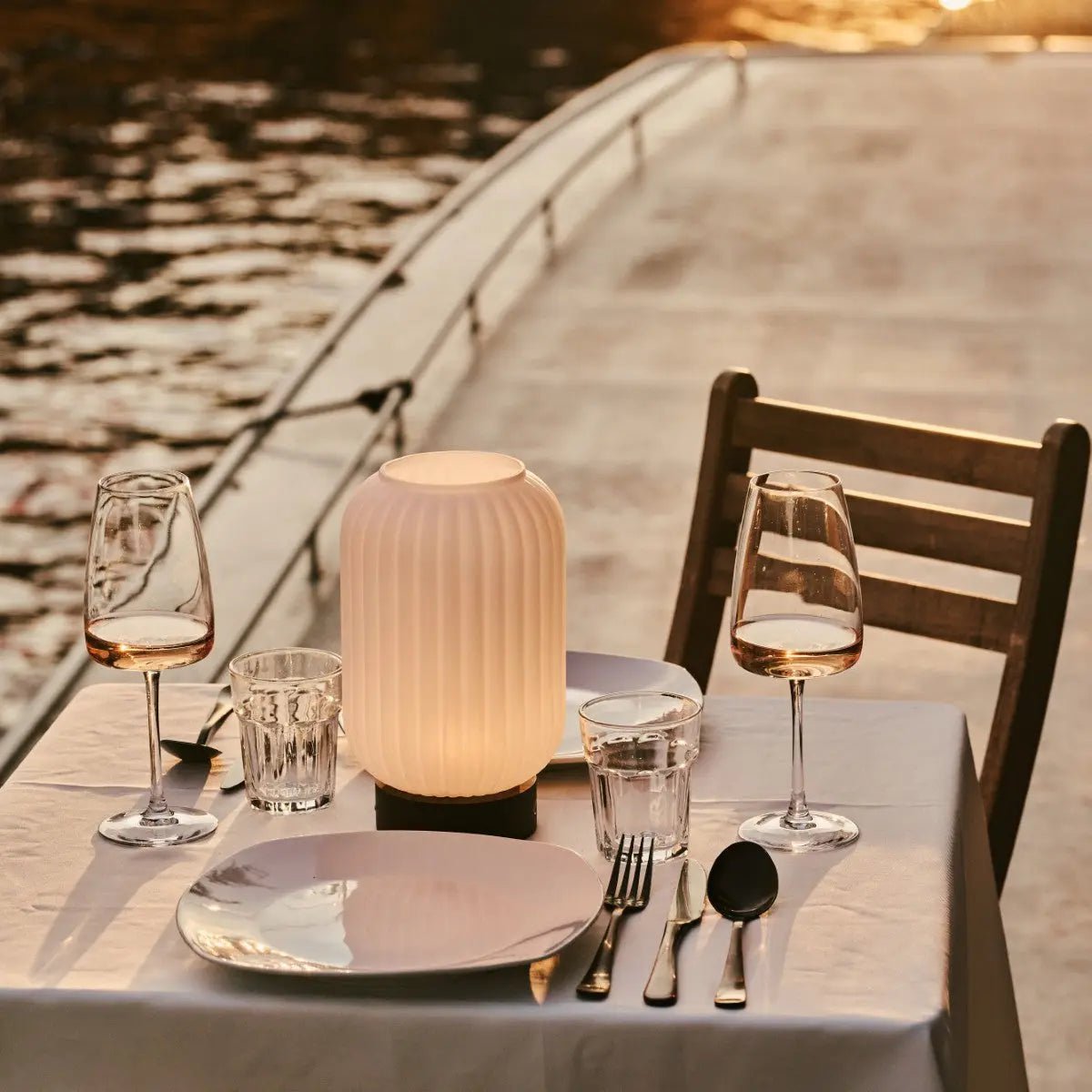 Lilly donkerbruin unieke oplaadbare lamp - matglaslamp, houten basis, dimable, 3 lichte modi