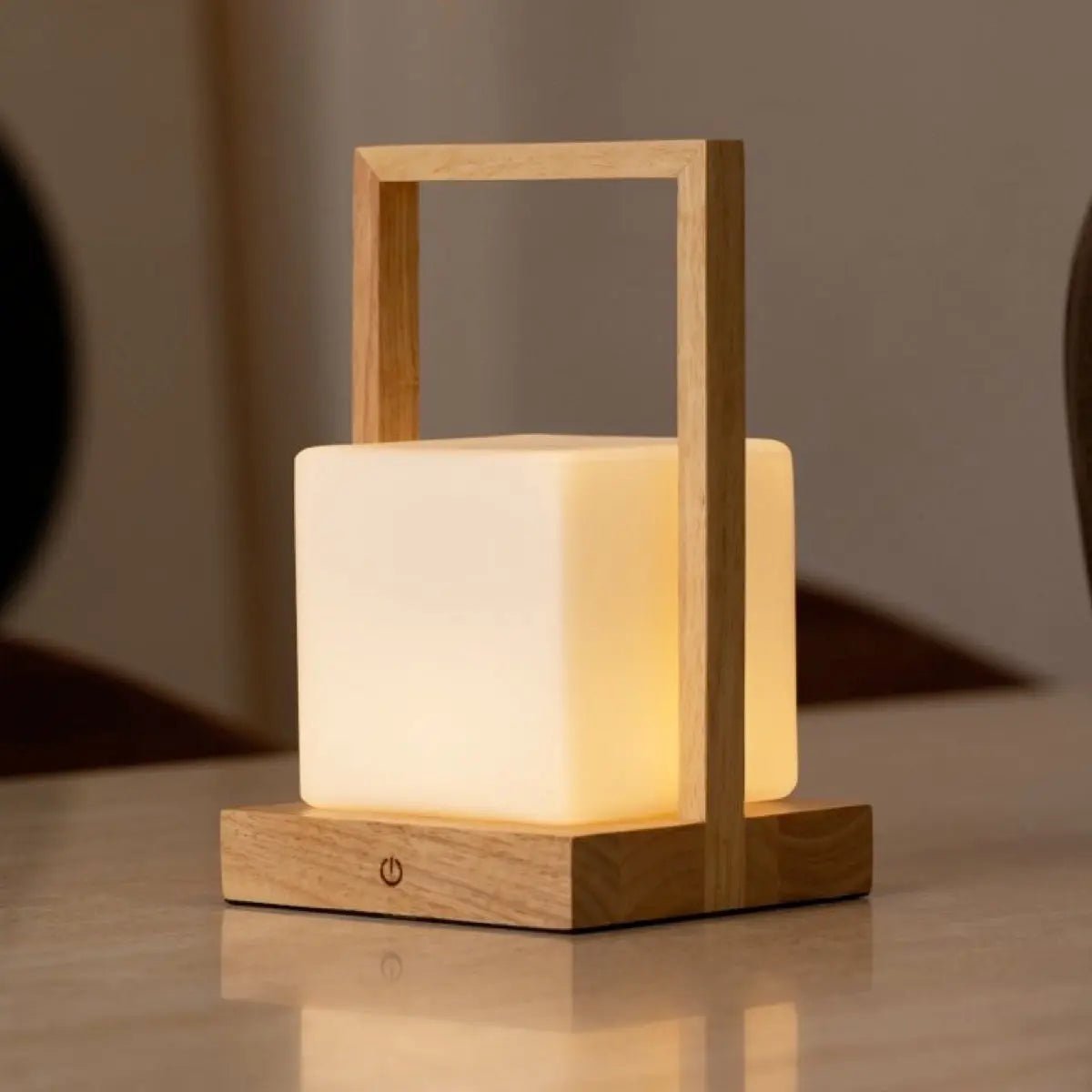 Noah lichtbruine houten oplaadbare tafellamp met glas en houten handgreep