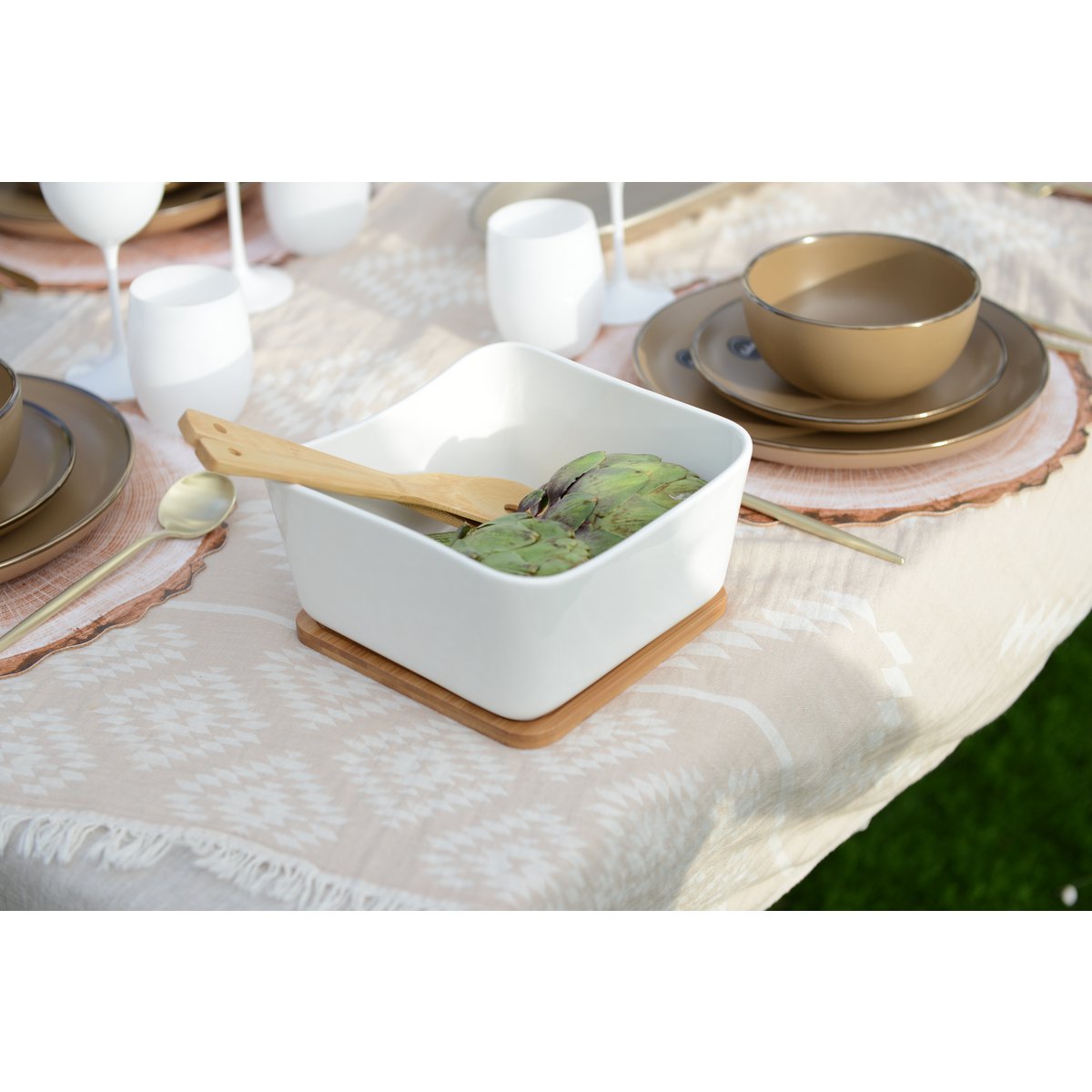 Porselein en bamboe kom met bestek