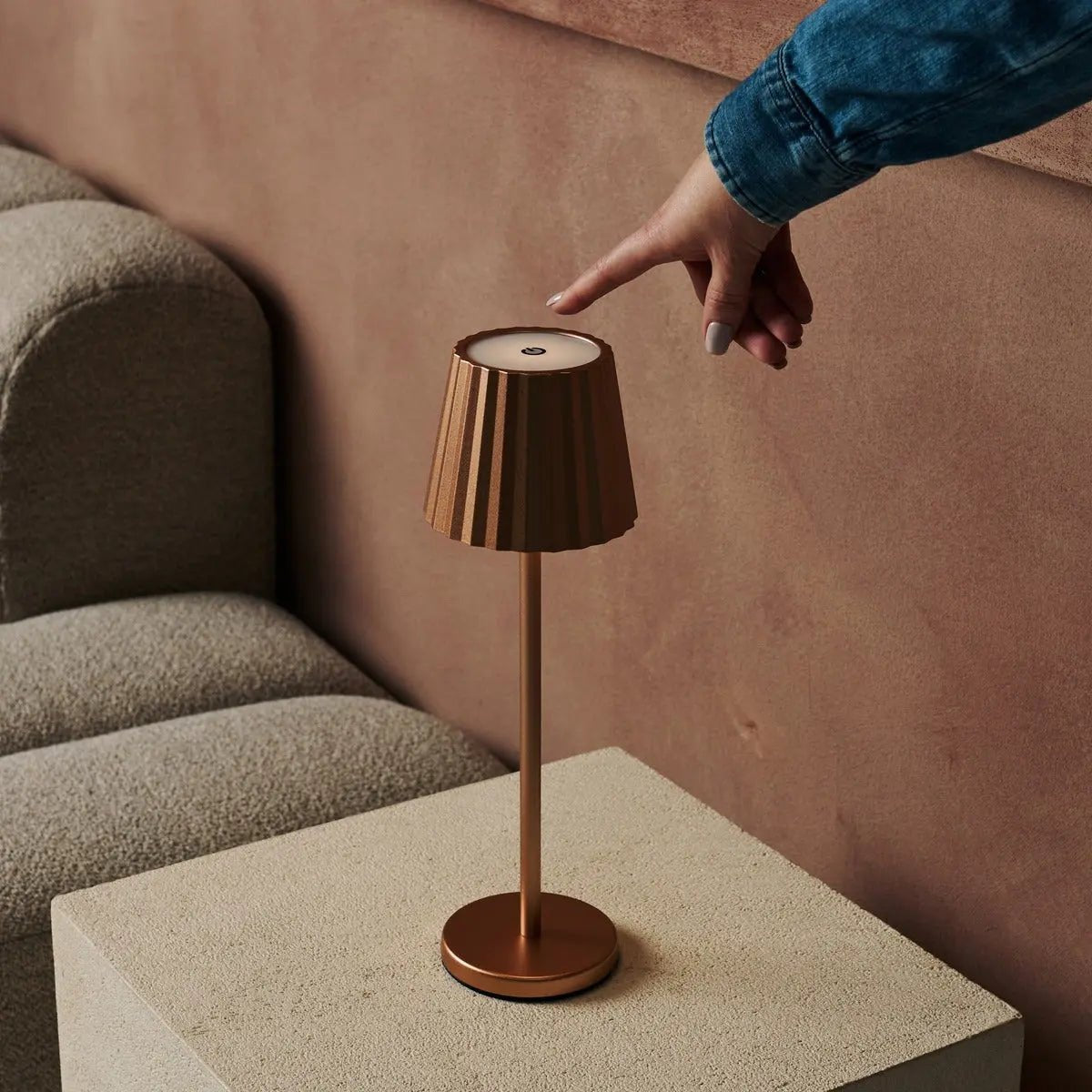 Maya koper geribbelde tafellamp gemaakt van ijzer - dimbare lamp en 3 lichtmodi, oplaadbaar via draadloos laadstation