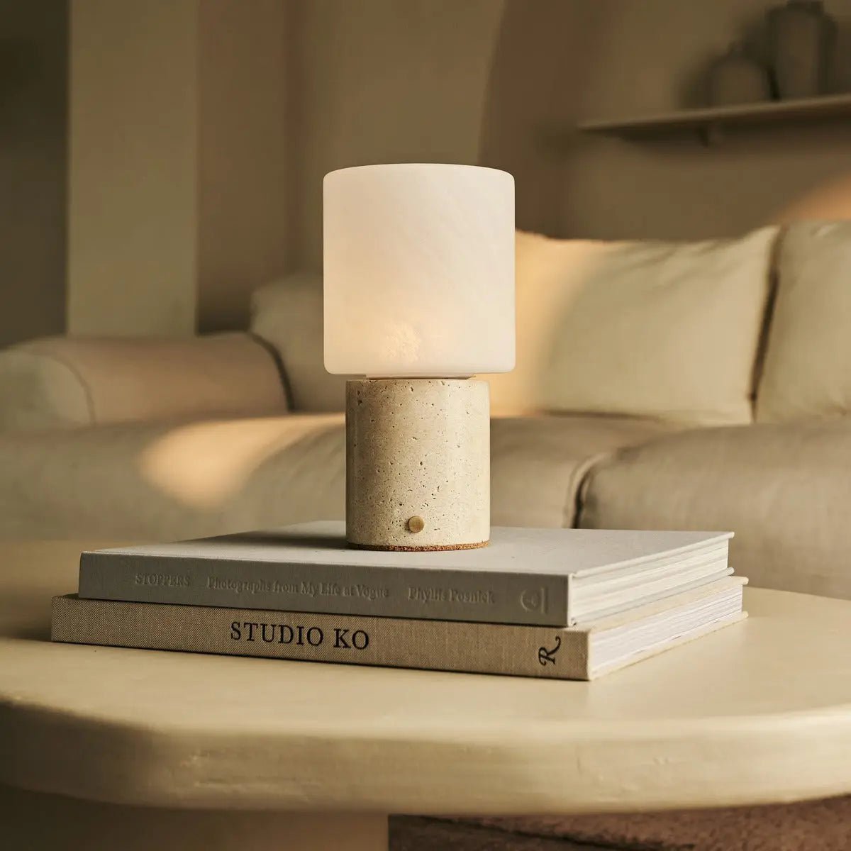 Cuyp Beige / Travertino Classico - Travertine oplaadbare tafellamp - draadloos, USB oplaadbaar en maximaal 100 uur runtime