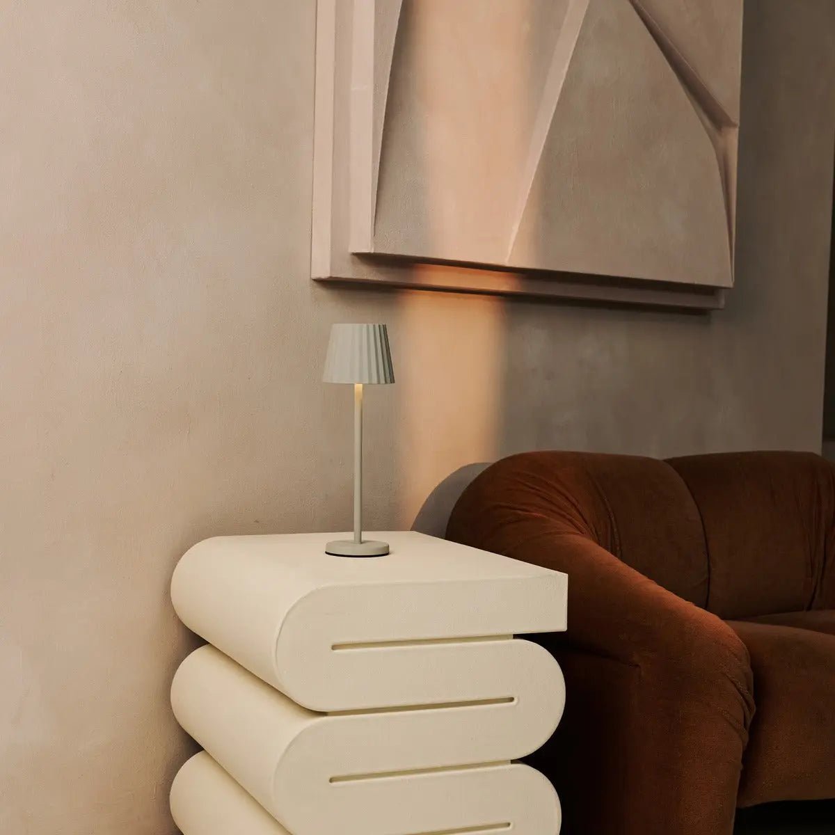 Combi Set Professional-4 x Maya Shadow Gray Oplaadbare tafellampen en 1 x Amstel Wireless Laying Station met Qi-Technology