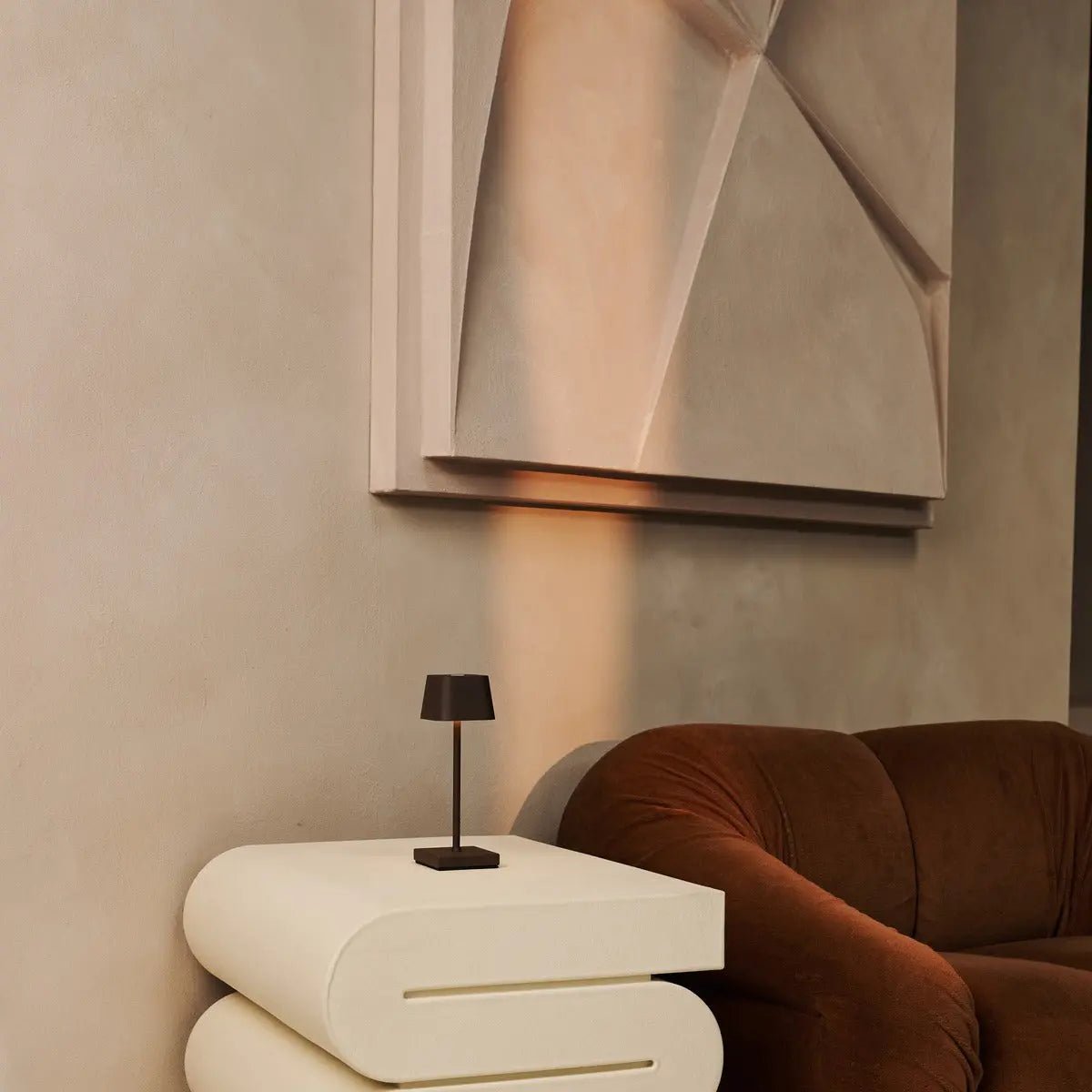 Sarphati Mini Mocha Bruin Draadloze tafellamp - Draadloos oplaadbaar via laadstation, dimbare lamp en 3 lichtmodi