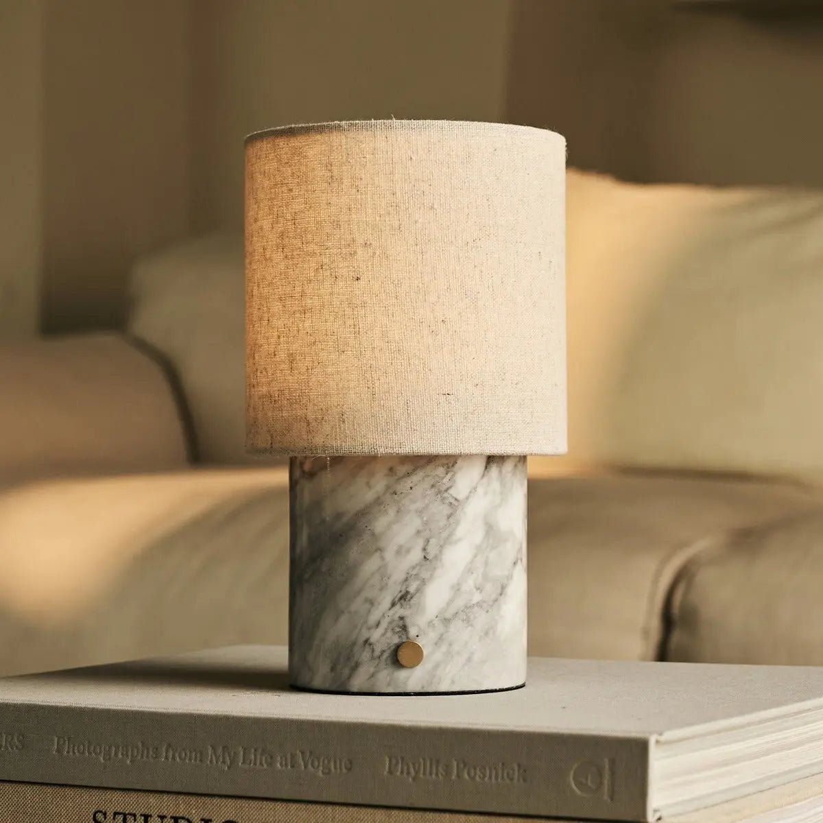 Onoda witte / Bianco statuarietto - marmeren oplaadbare tafellamp - met linnen verwisselbare lampenkap en oplaadbaar ontwerp