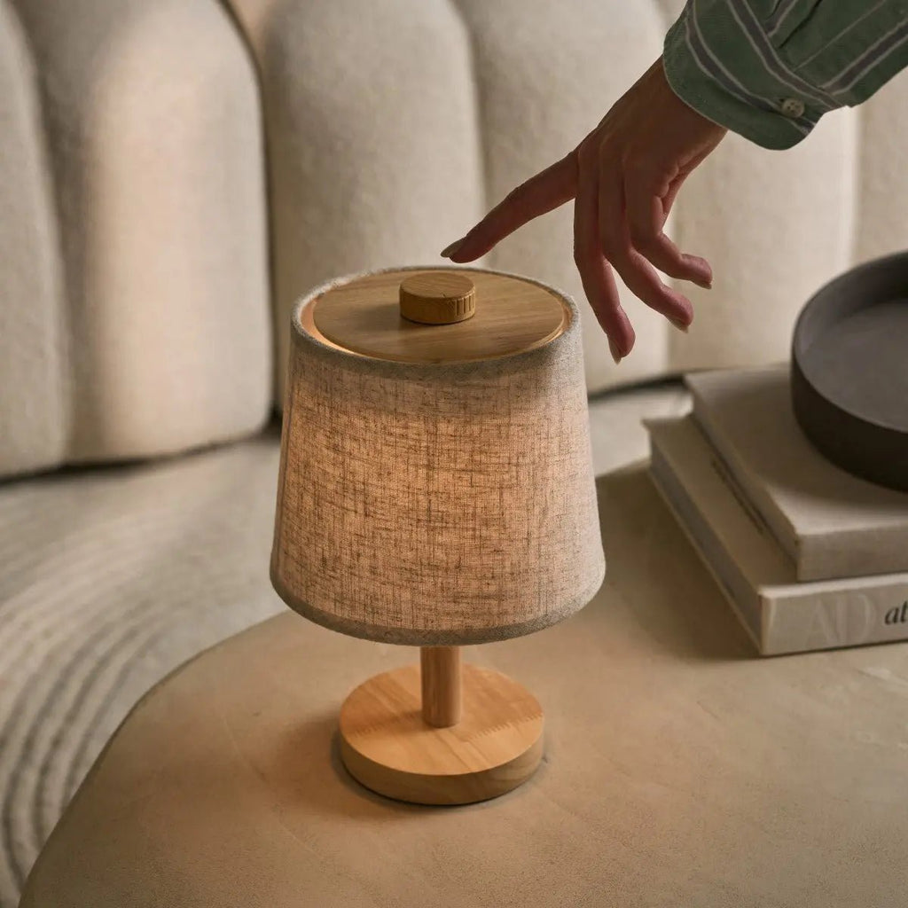 Rover Lichtbruine Houten Oplaadbare Lamp | Snoerloos, dimbaar met stoffen kap