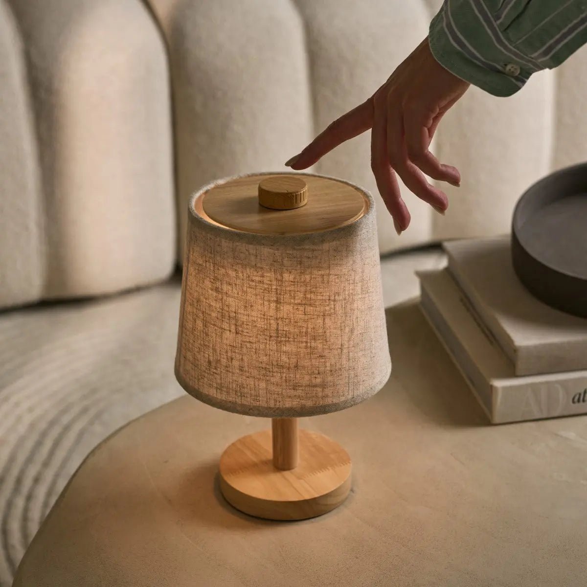 Rover Lichtbruine Houten Oplaadbare Lamp | Snoerloos, dimbaar met stoffen kap