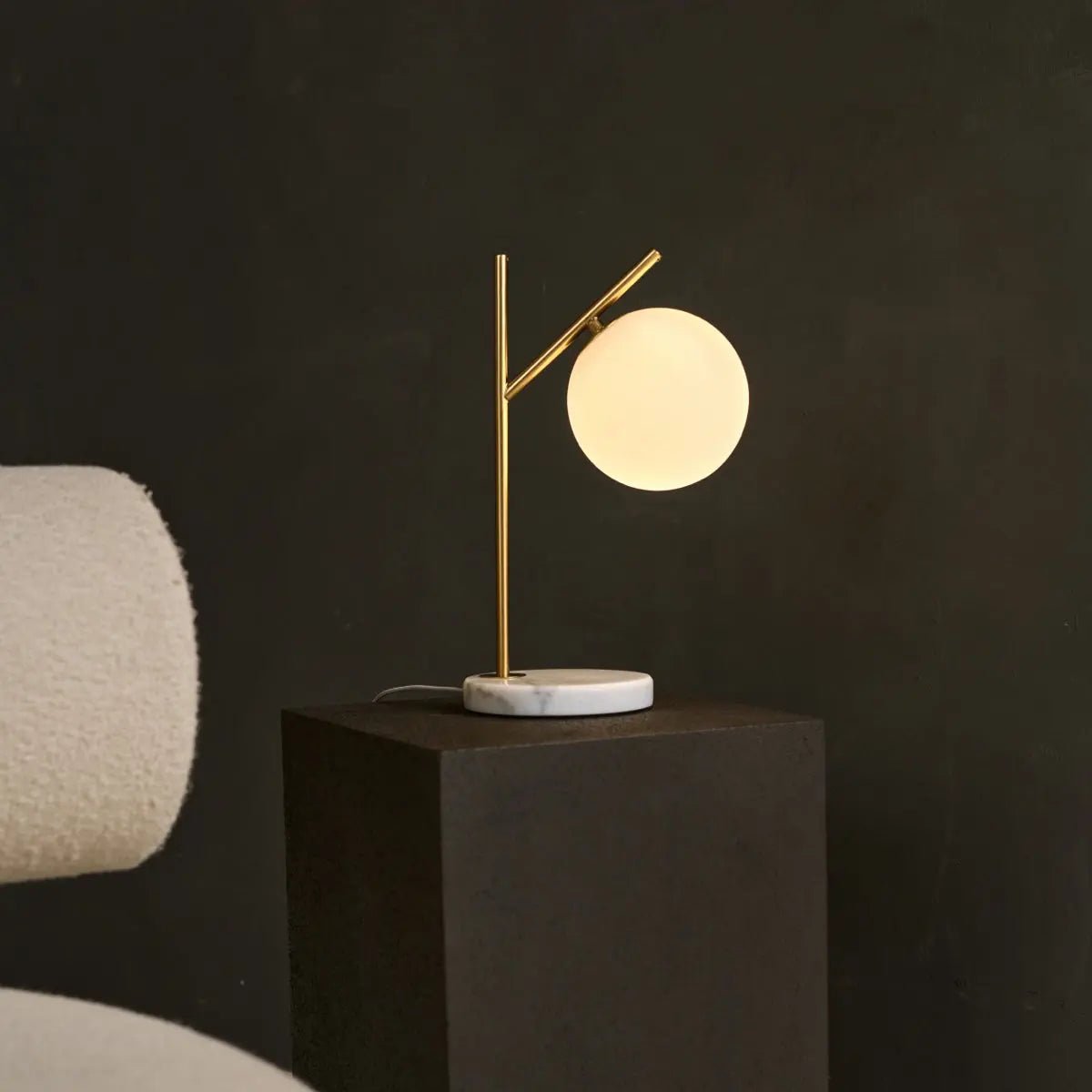 Madison Marmeren Lamp met Matglazen Bol – Elegante Tafellamp