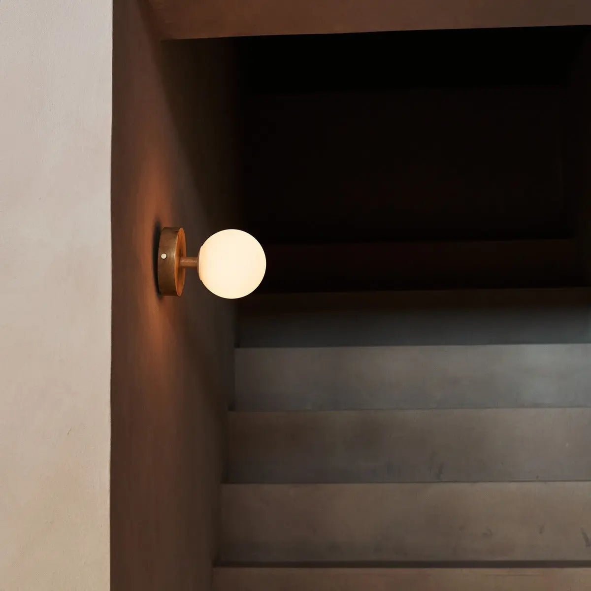 Richella lichtbruin houten en glazen wandlicht - oplaadbaar en draadloos