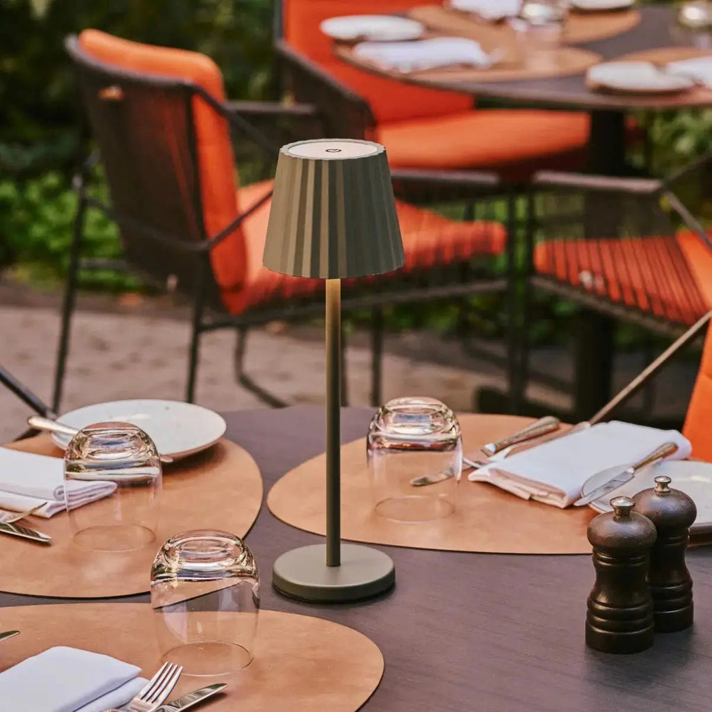 Combi Set Professional-4 x Maya Olive Green Oplaadbare tafellampen en 1 x Amstel Wireless Laying Station met Qi-Technology