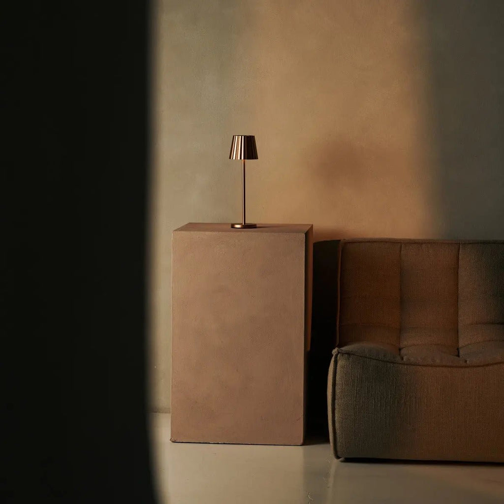 Combi Set Professional-4 x Maya koper oplaadbare tafellampen en 1 x Amstel draadloos laadstation met Qi-Technology