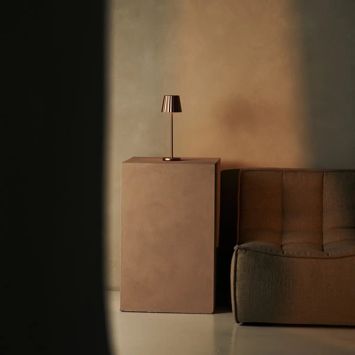 Combi Set Professional-4 x Maya koper oplaadbare tafellampen en 1 x Amstel draadloos laadstation met Qi-Technology