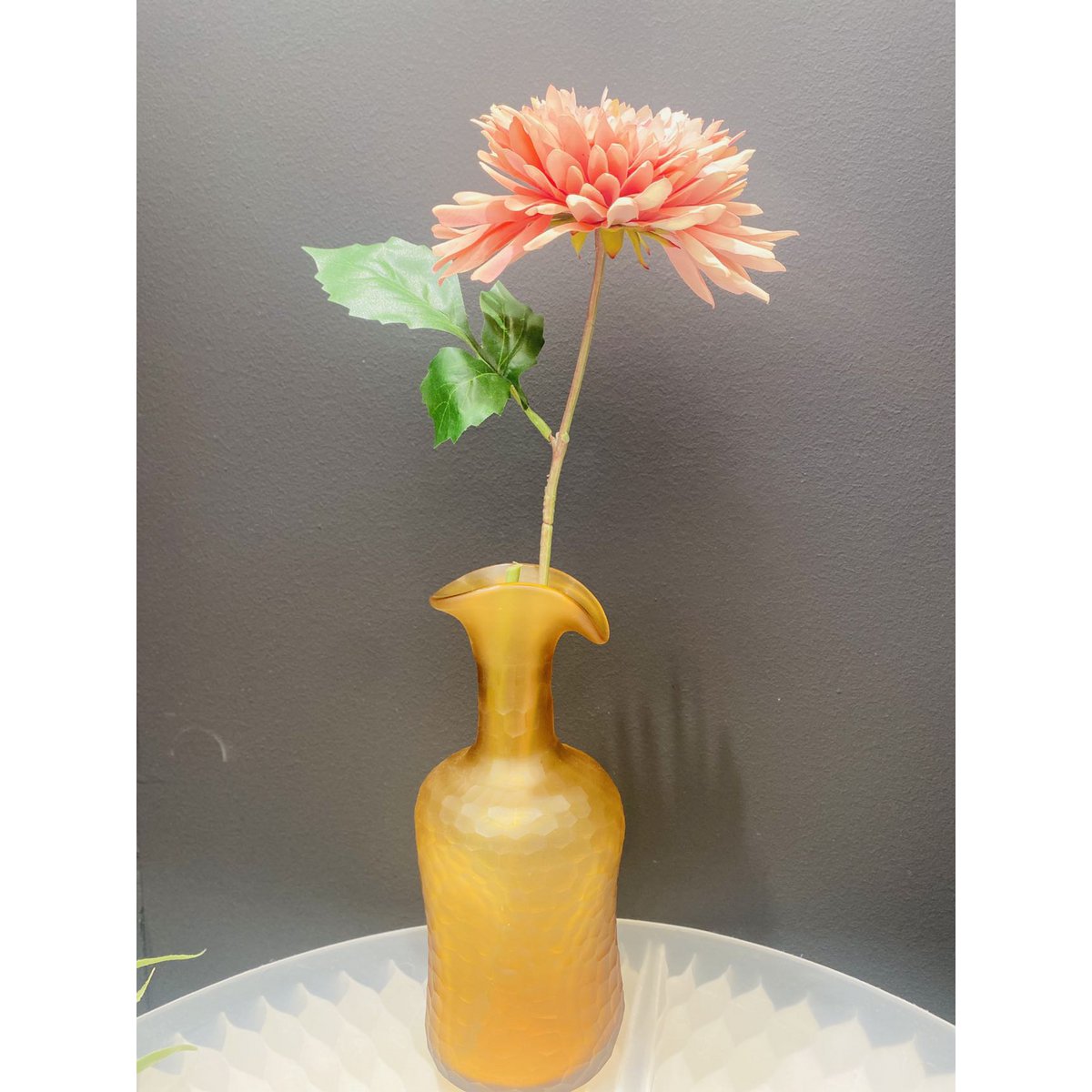 vintage amberkleurige glazen vaas klein formaat: H30cm B: 7cm