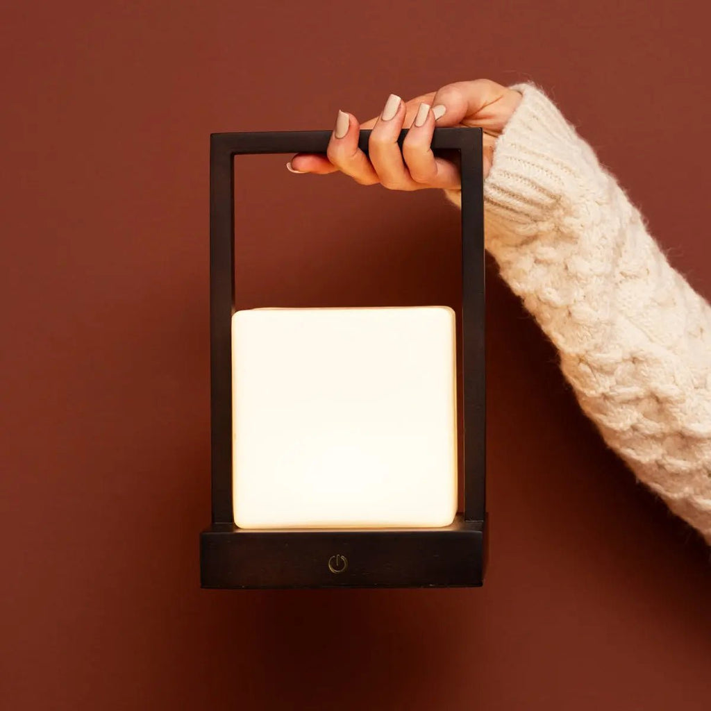 Noah donkerbruine houten oplaadbare tafellamp met glas en houten handgreep