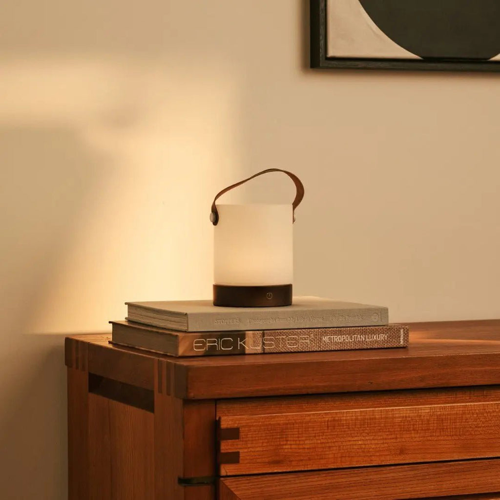 Avery donkerbruine oplaadbare houten tafellamp – draadloos en dimbaar met leren band