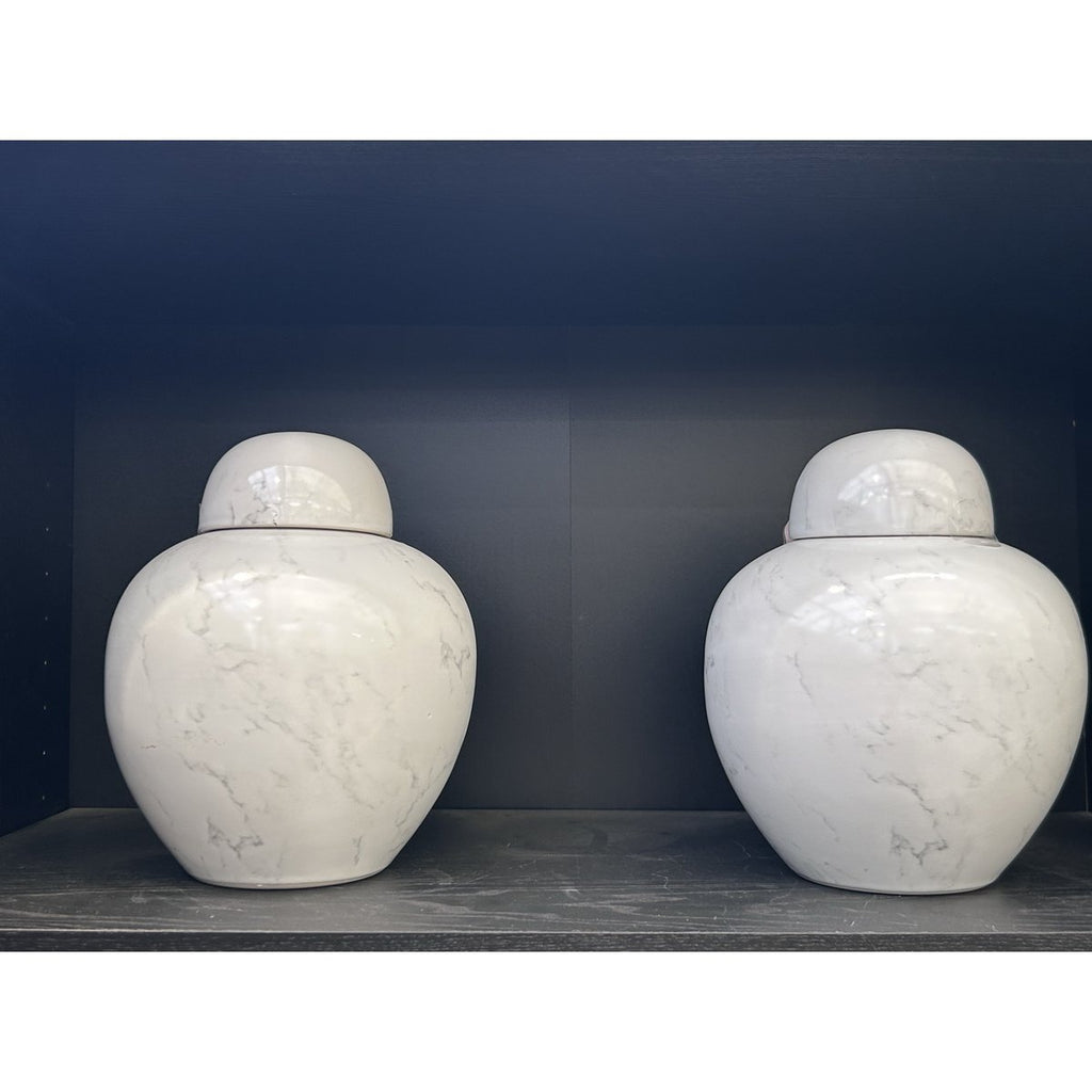 Een gemberpot van Amerikaans porselein, halverwege de 20e eeuw, met 7 stuks gele camellia-kunstbloemen (wit klein H*25W*25)