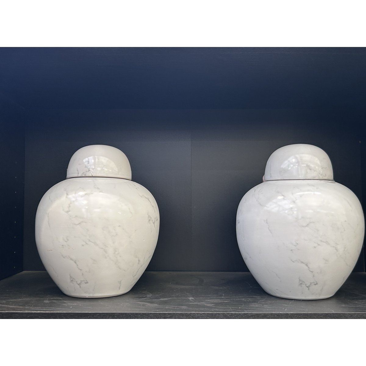 Een gemberpot van Amerikaans porselein, halverwege de 20e eeuw, met 7 stuks gele camellia-kunstbloemen (wit klein H*25W*25)