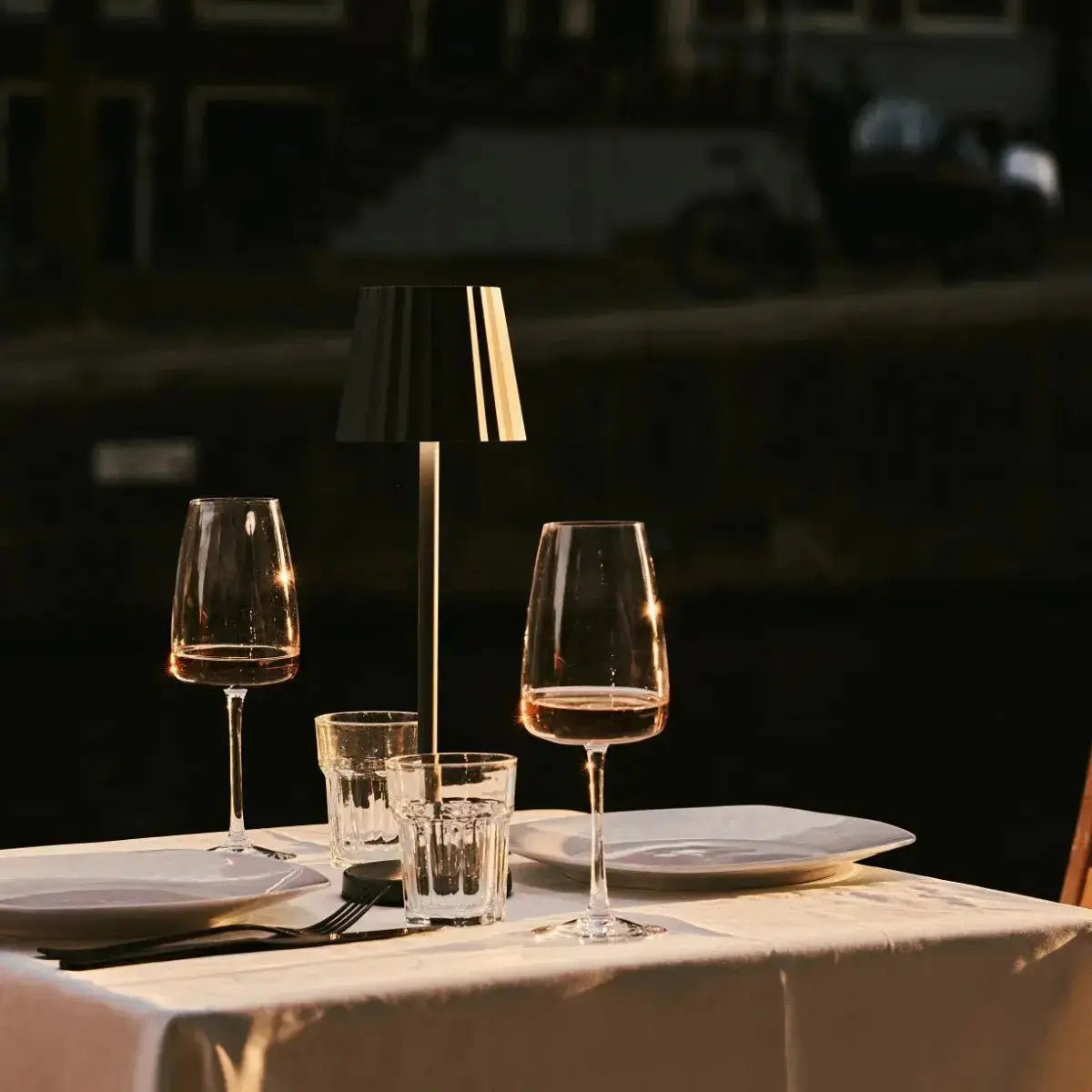 Combi Set Professional-4 x Maya Olive Green Oplaadbare tafellampen en 1 x Amstel Wireless Laying Station met Qi-Technology