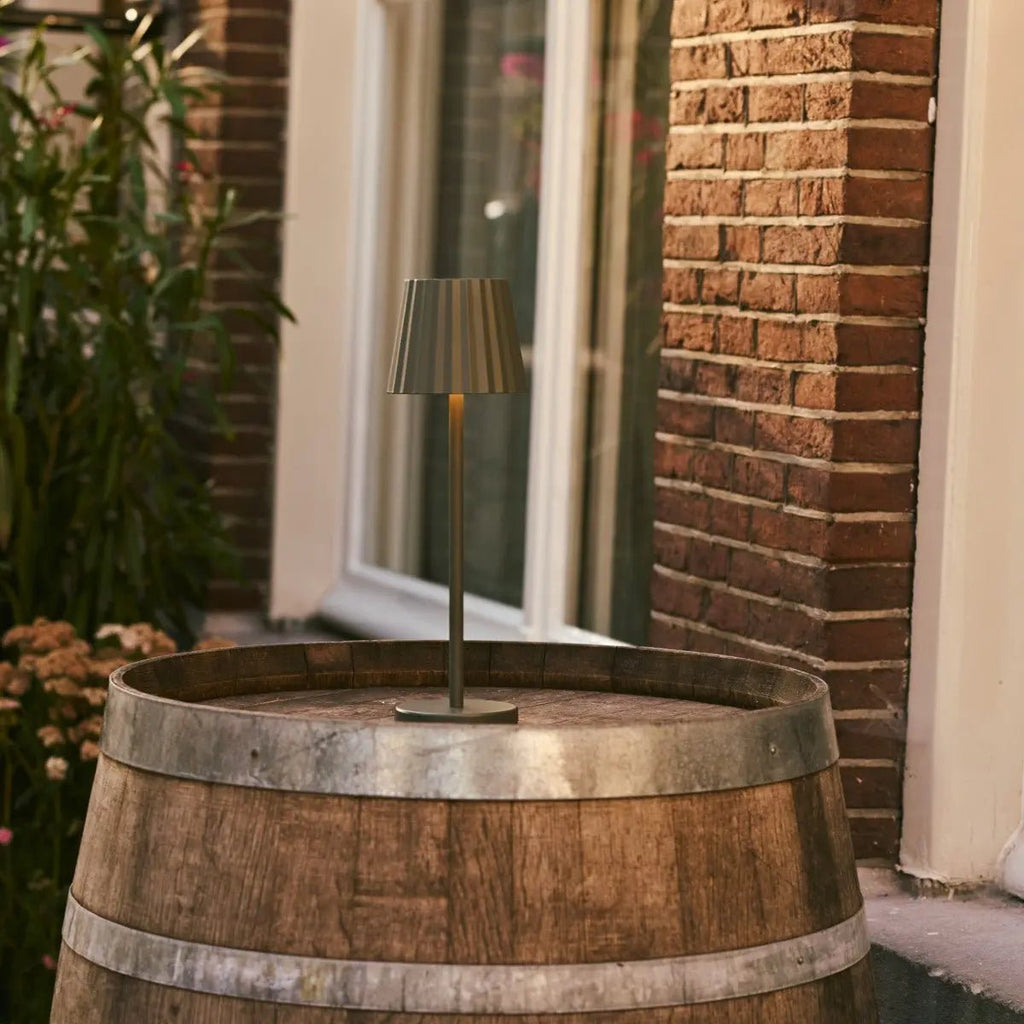 Maya olijfgroen geribbelde tafellamp gemaakt van ijzer - dimbare lamp en 3 lichtmodi, oplaadbaar via draadloos laadstation