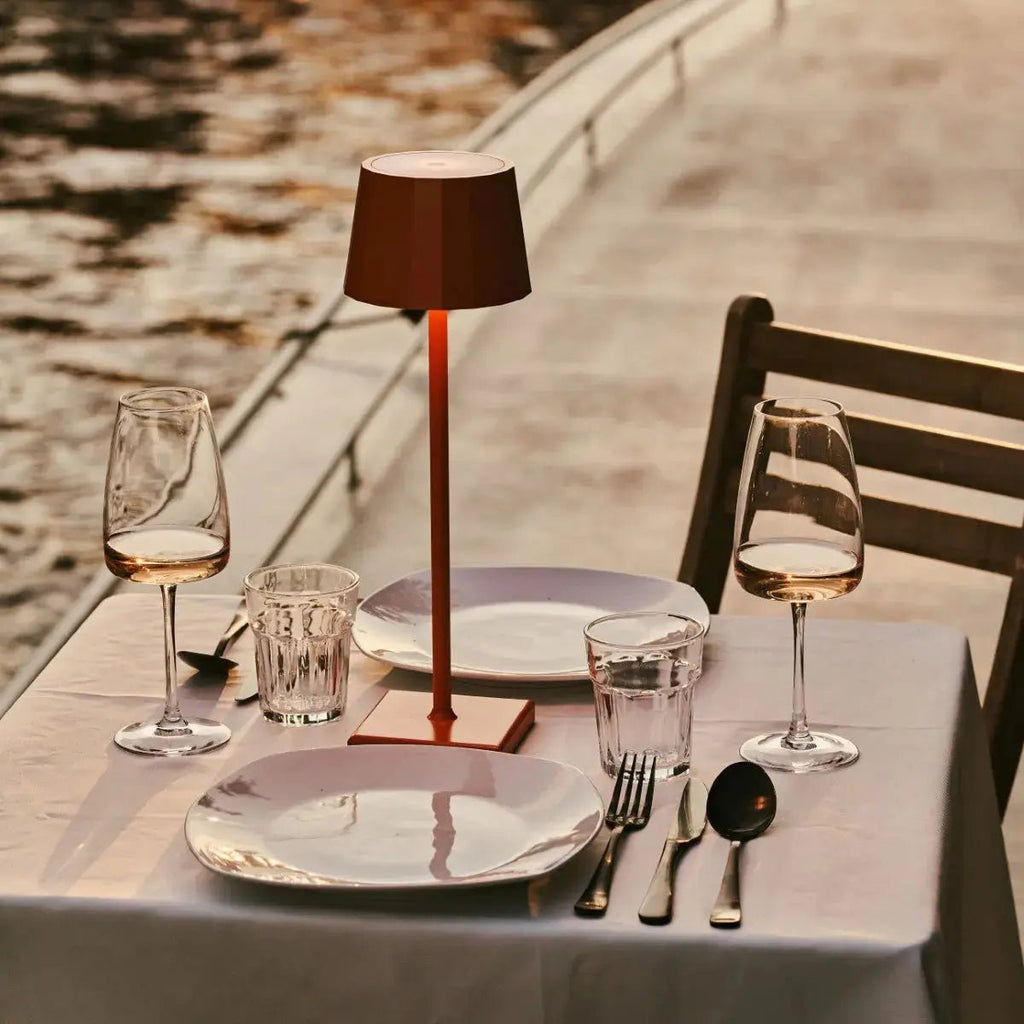 Combi Set Professional-4 X Wouter Blossom Orange Oplaadbare tafellampen & 1 x Amstel Wireless Laying Station met Qi-Technologyr