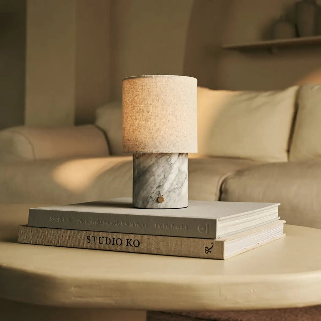 Onoda witte / Bianco statuarietto - marmeren oplaadbare tafellamp - met linnen verwisselbare lampenkap en oplaadbaar ontwerp