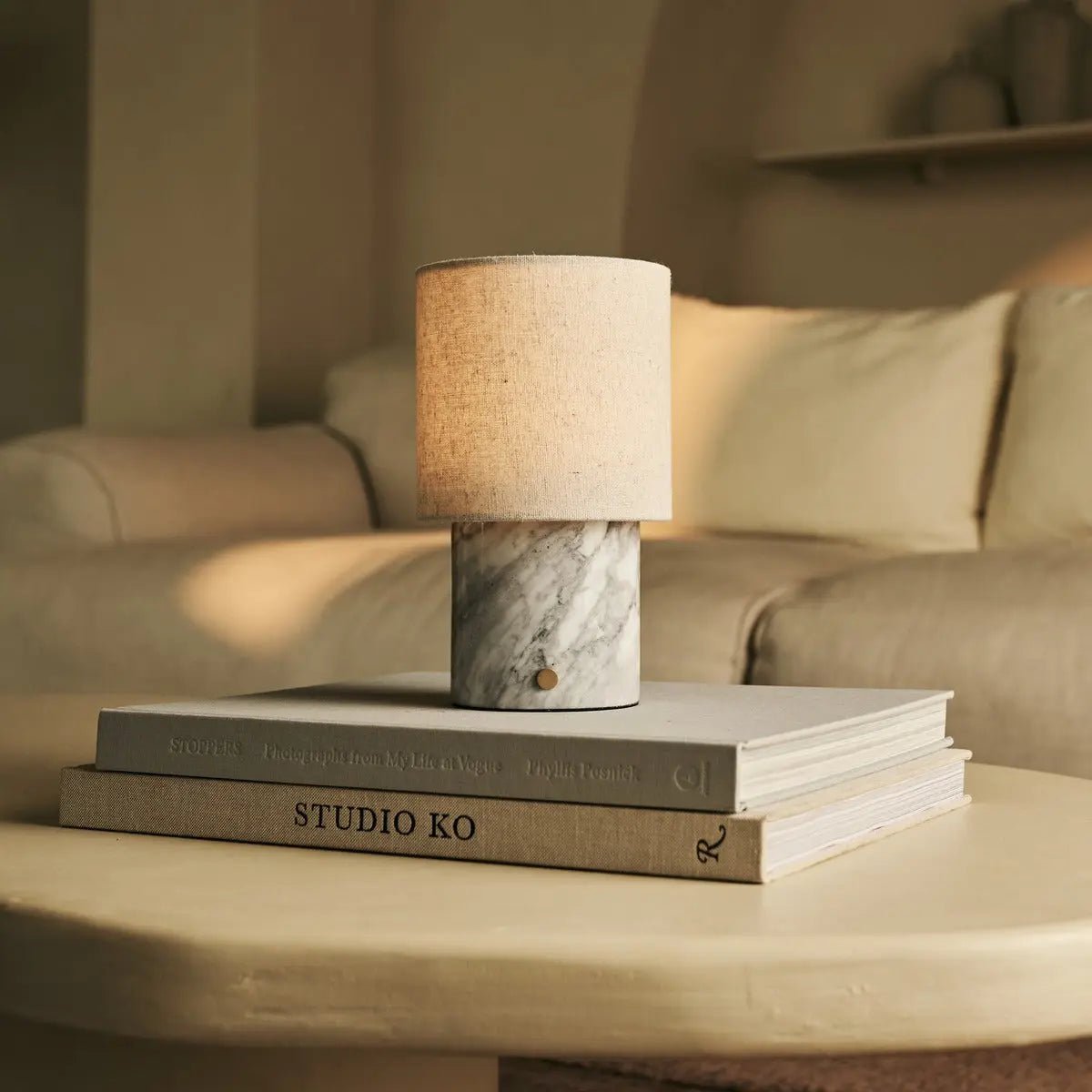 Onoda witte / Bianco statuarietto - marmeren oplaadbare tafellamp - met linnen verwisselbare lampenkap en oplaadbaar ontwerp