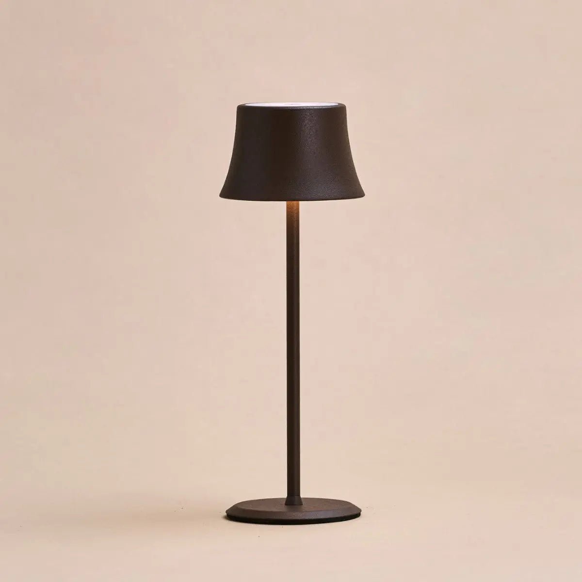 Willy Mini Mocha Brown oplaadbare tafellamp – stijlvol, dimbaar, batterijduur van 60 uur